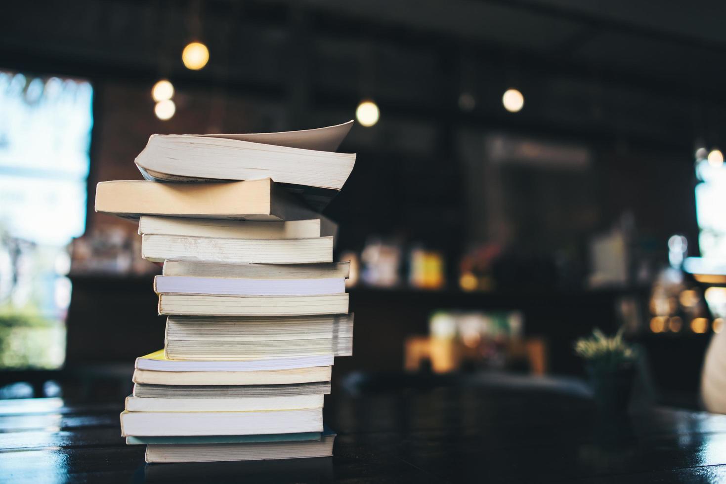 een stapel boeken op een tafel in een café foto