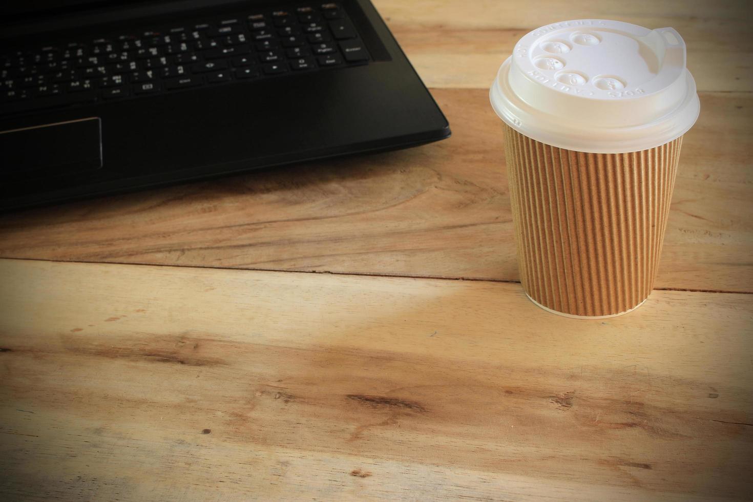 to-go koffiekopje op bureau foto