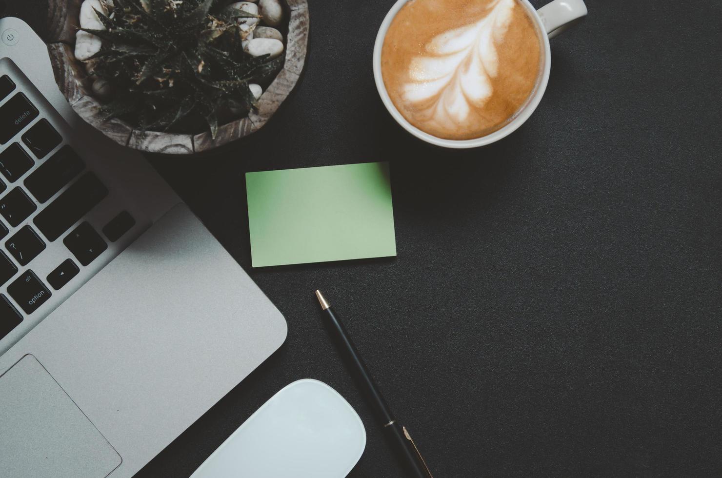 bovenaanzicht van het bureau met een latte foto