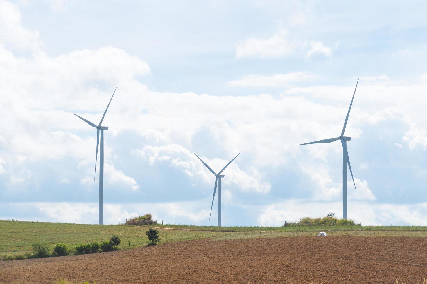 windturbines op het platteland foto