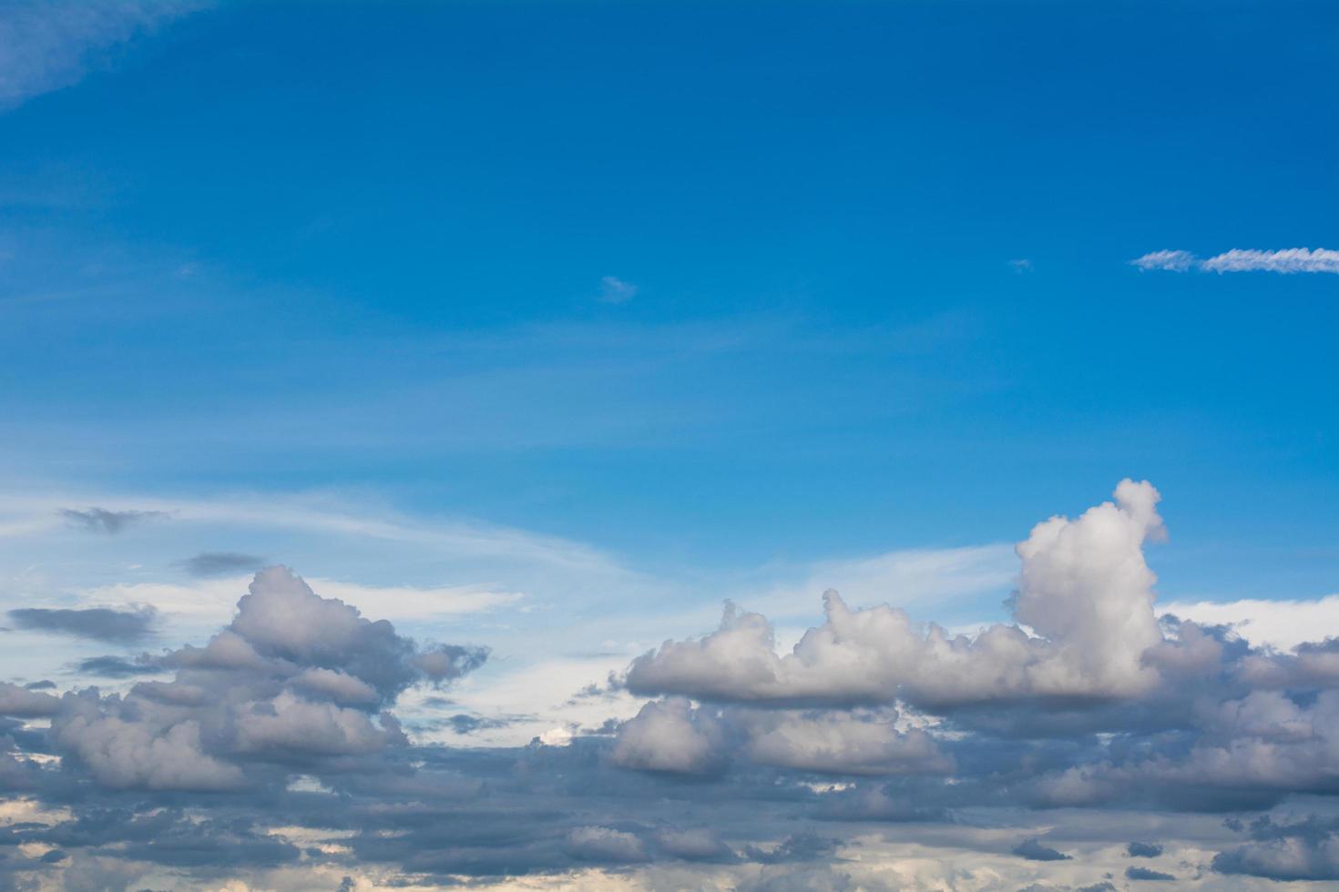 landschap van blauwe hemel met wolken op zonnige dag foto