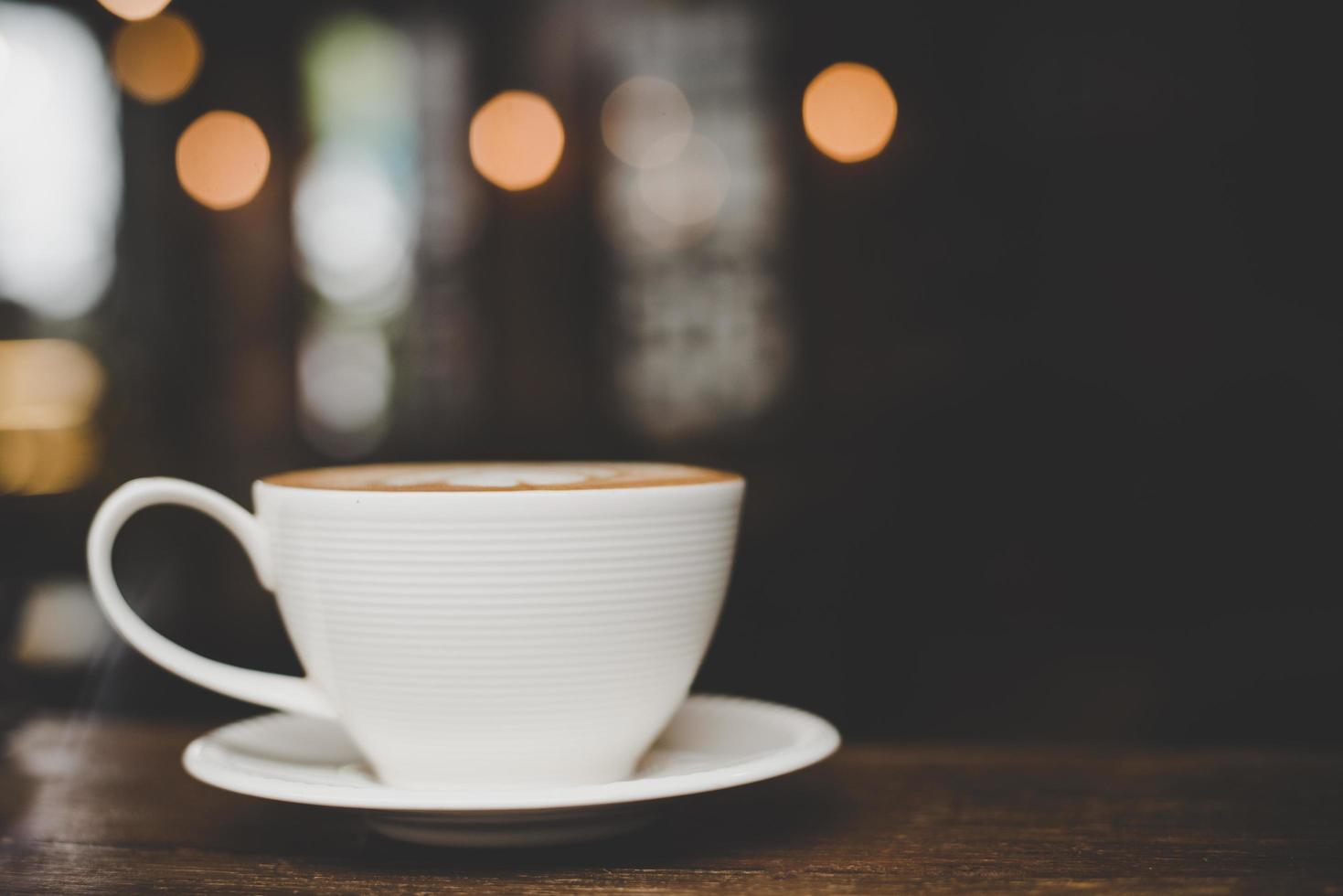 vintage stijl effect foto van een koffiekopje in een café