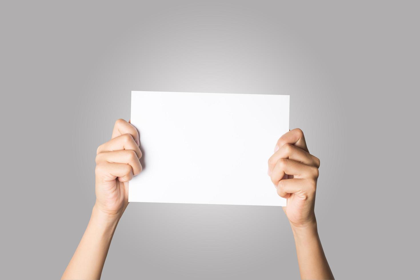 close-up van een vrouw hand met blanco papier geïsoleerd op een witte achtergrond foto