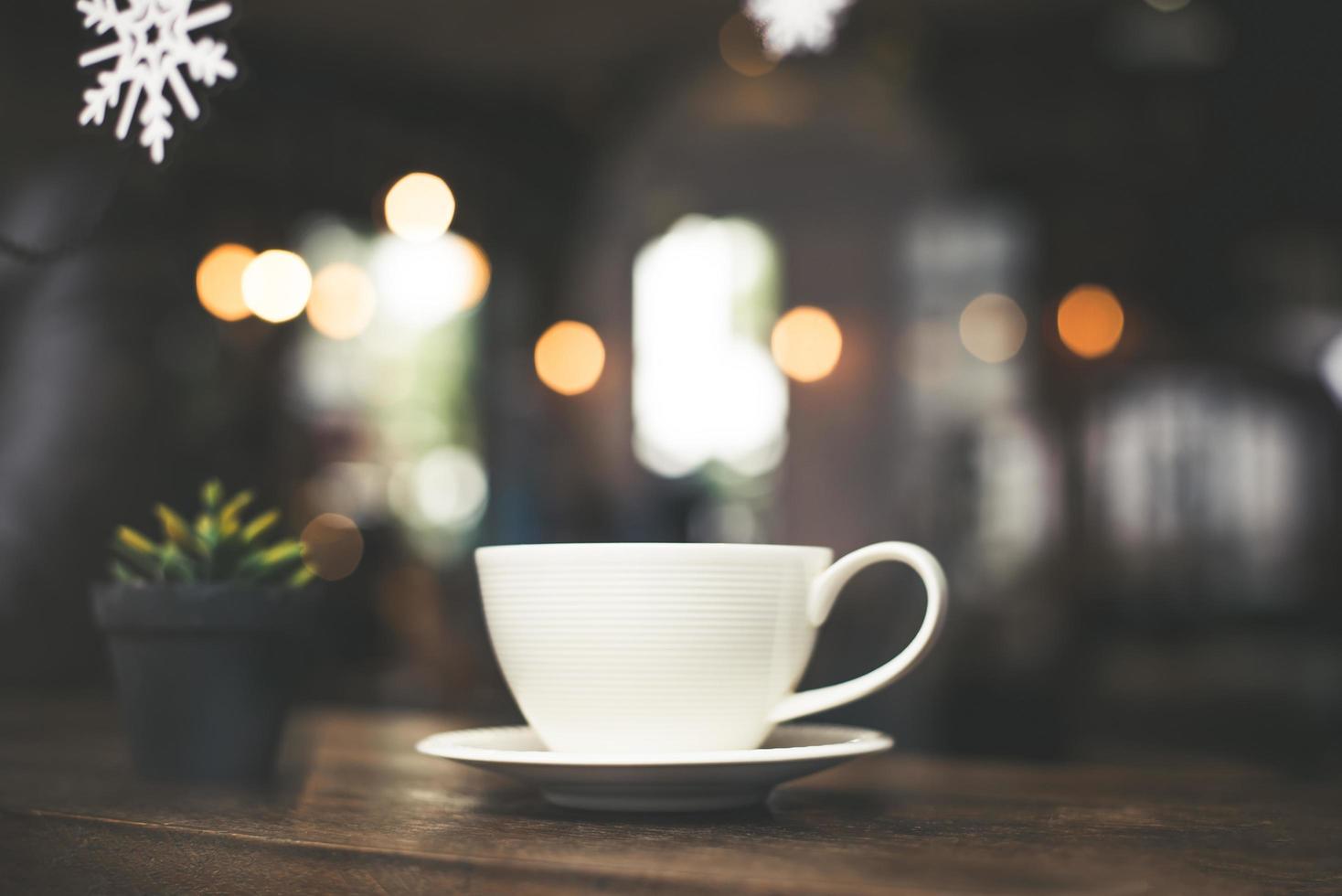 vintage stijl effect foto van een koffiekopje in een café