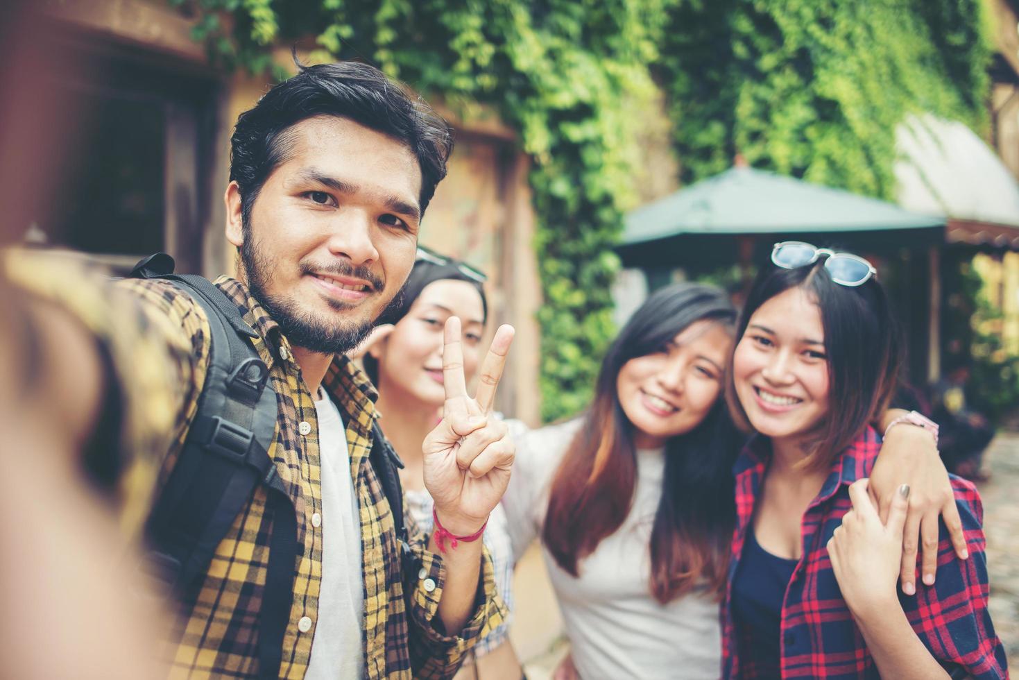 groep vrienden die een selfie nemen in een stedelijke straat die samen plezier hebben foto