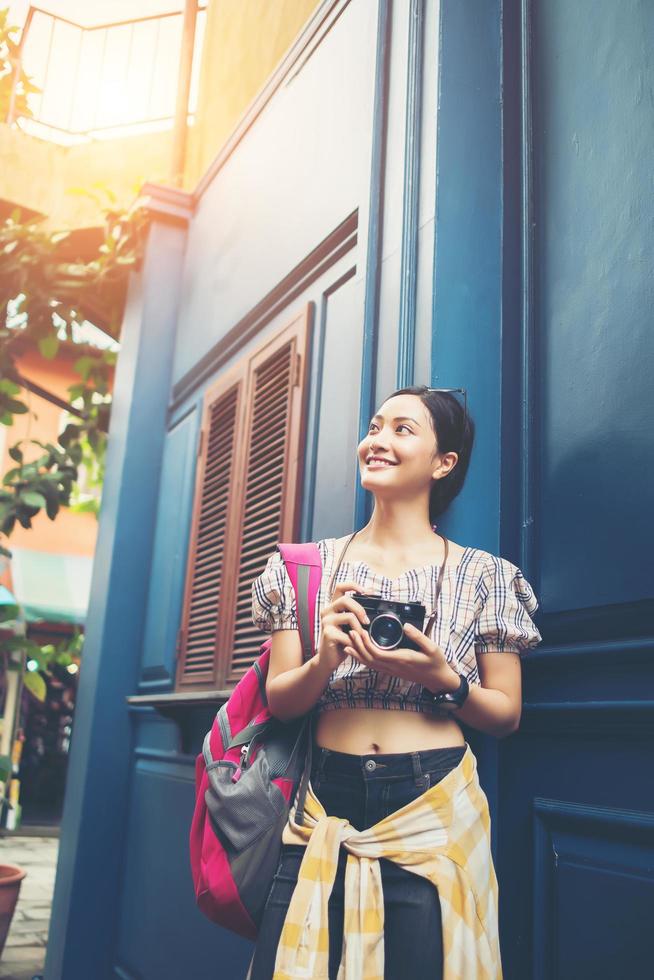 portret van een mooie jonge hipster vrouw met plezier in de stad foto