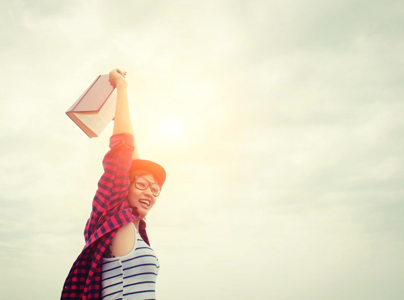 jonge hipster vrouw met een boek onder de hemel foto