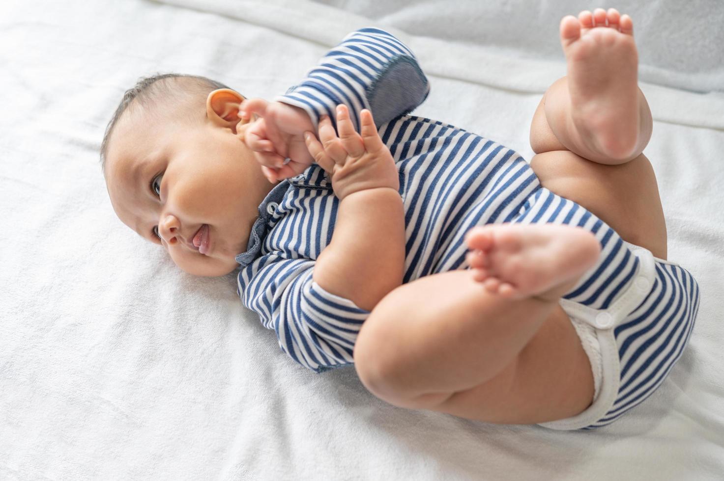 portret van een baby die op rug ligt foto