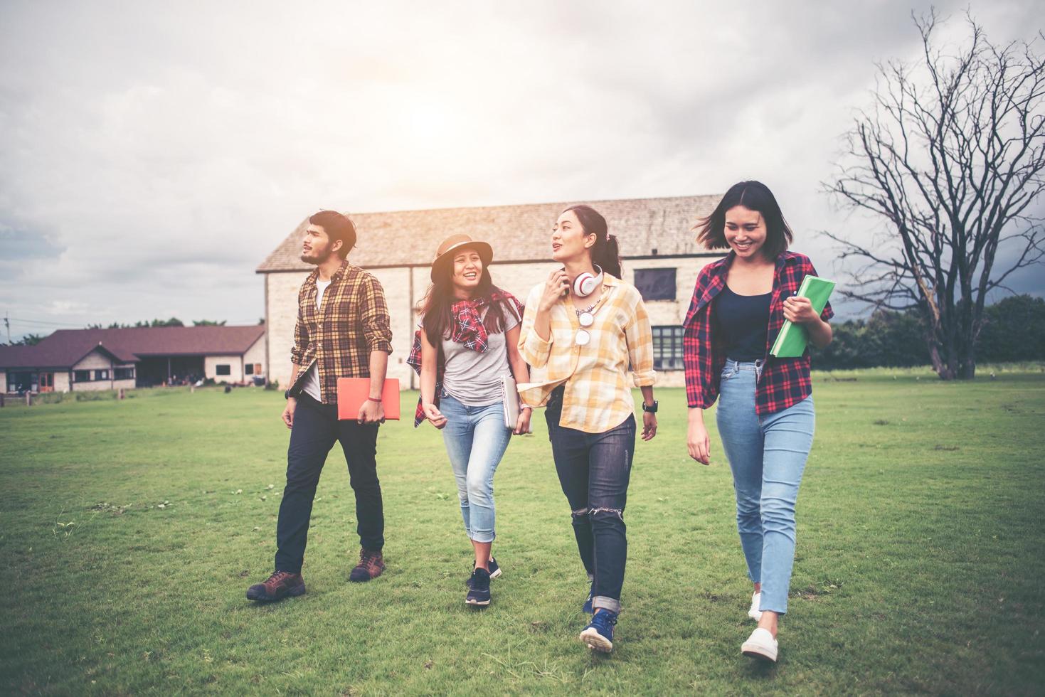 groep studenten die na de les door het park lopen foto