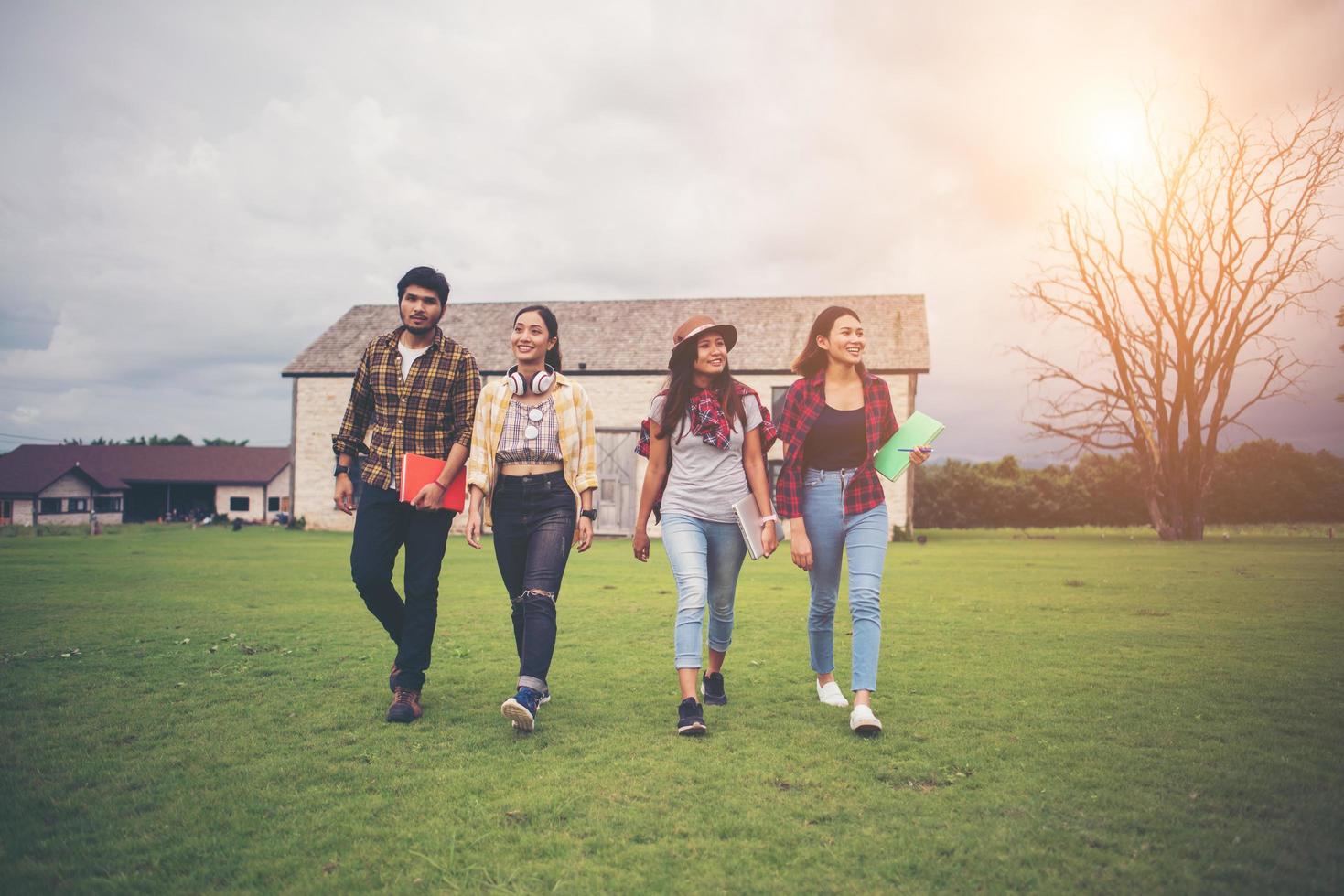 groep studenten die na de les door het park lopen foto