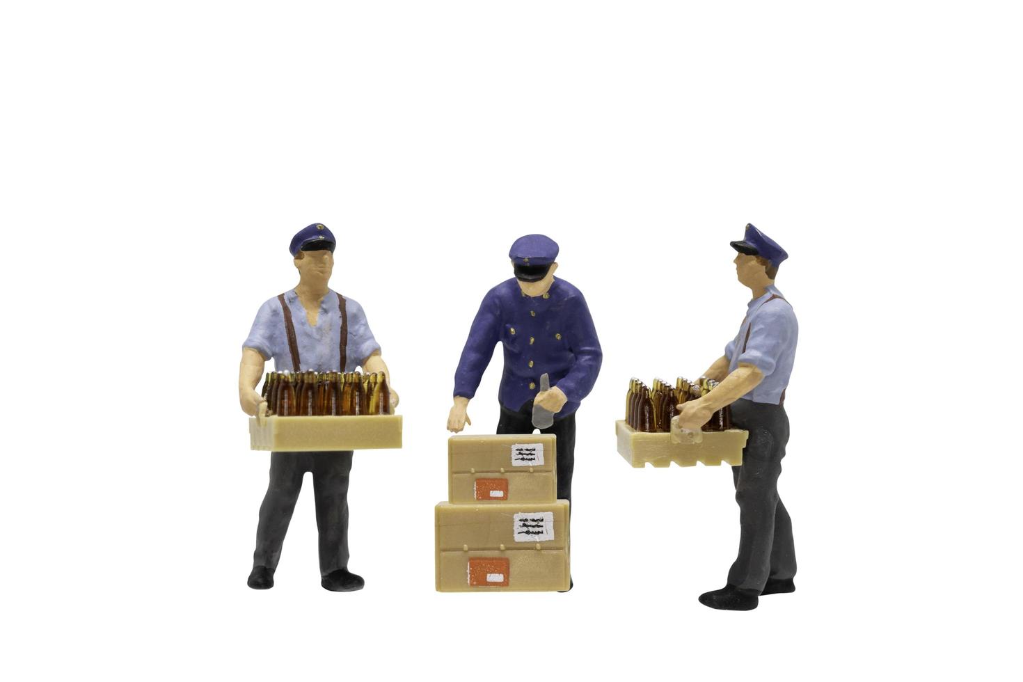 miniatuur postkantoorpersoneel geïsoleerd op een witte achtergrond foto