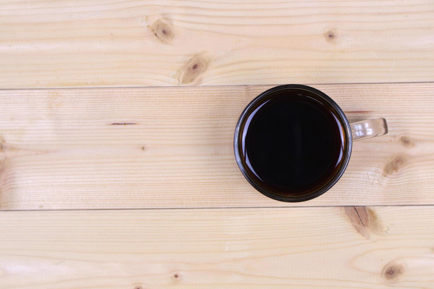 bovenaanzicht van koffie op een houten tafel foto
