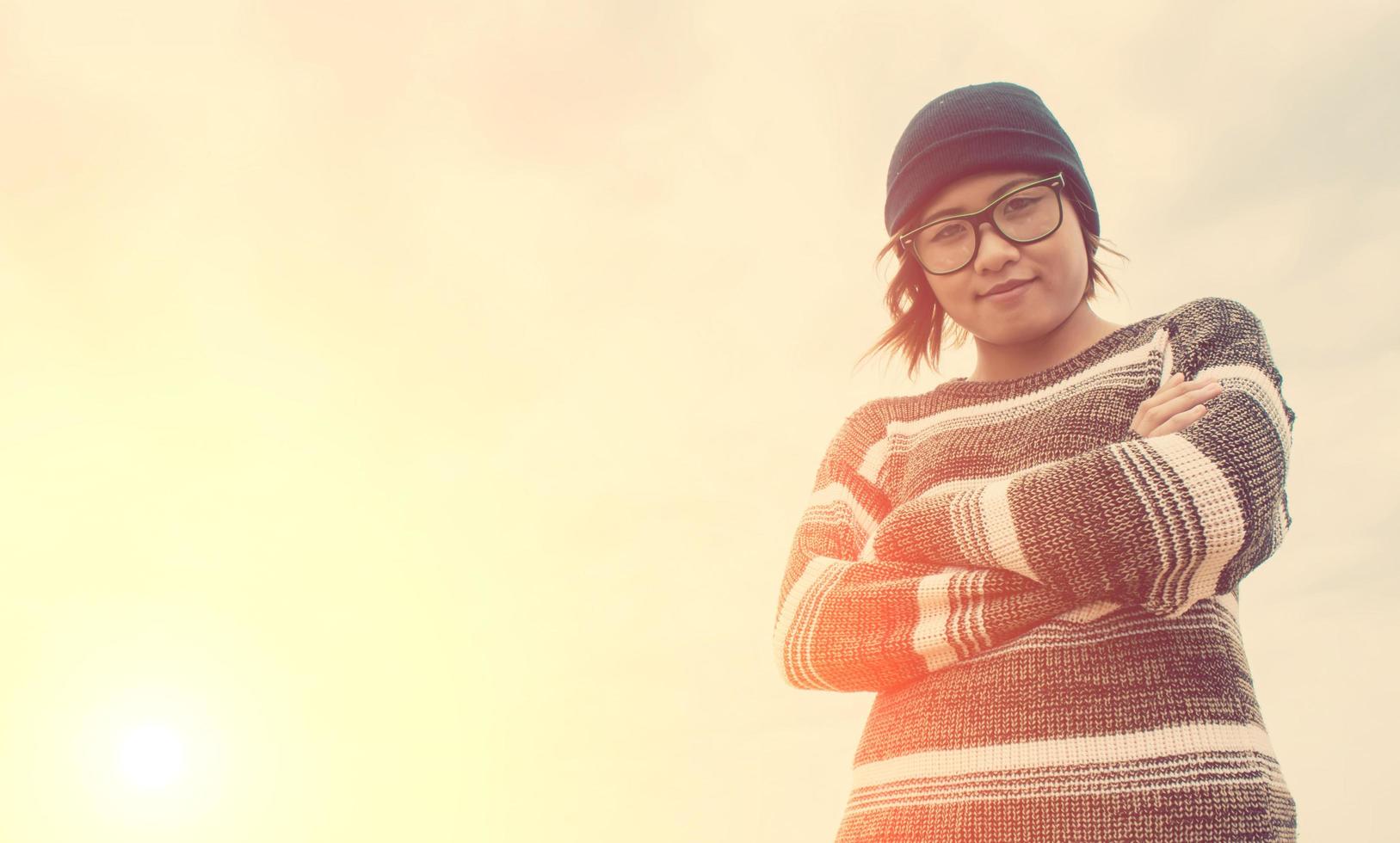 mode portret van een jonge hipster vrouw met hoed en zonnebril foto