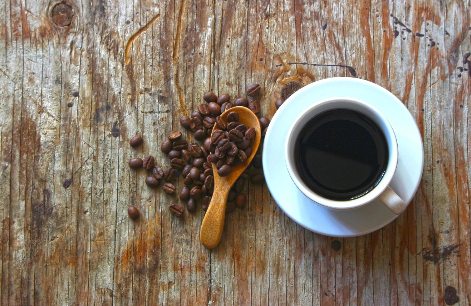 bovenaanzicht van koffie en bonen foto