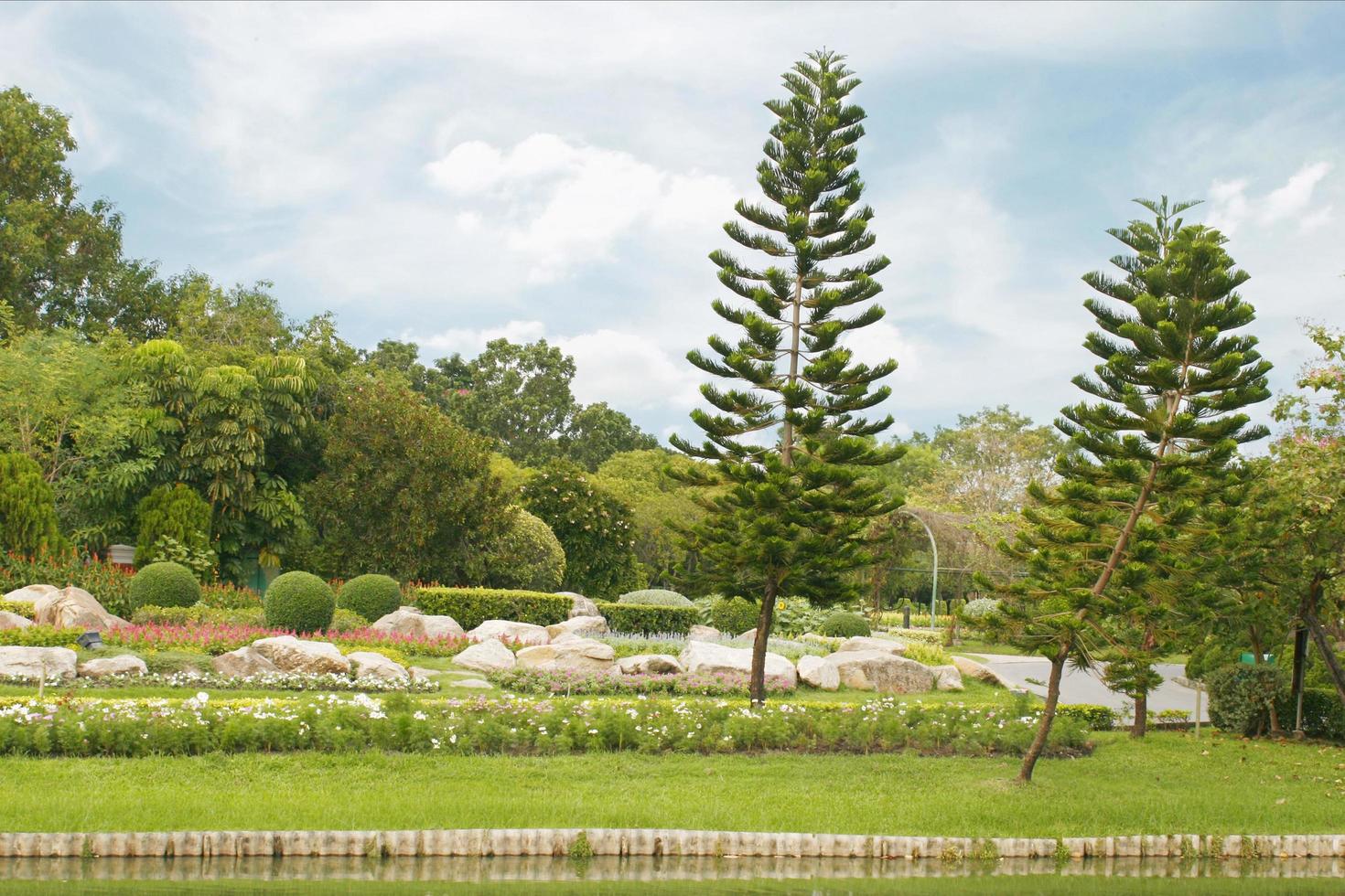 buiten aangelegde tuin met vijver foto