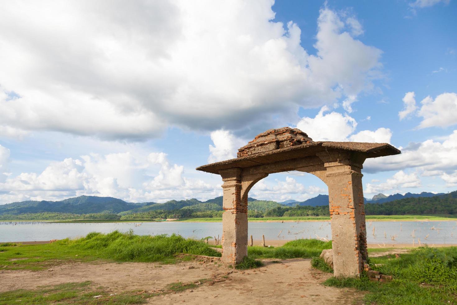 ruïnes van een oude tempel in Thailand foto