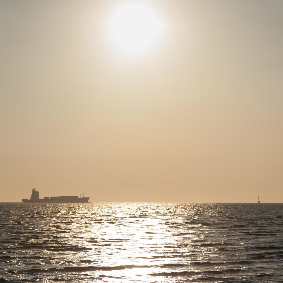 grote vrachtschepen op zee foto