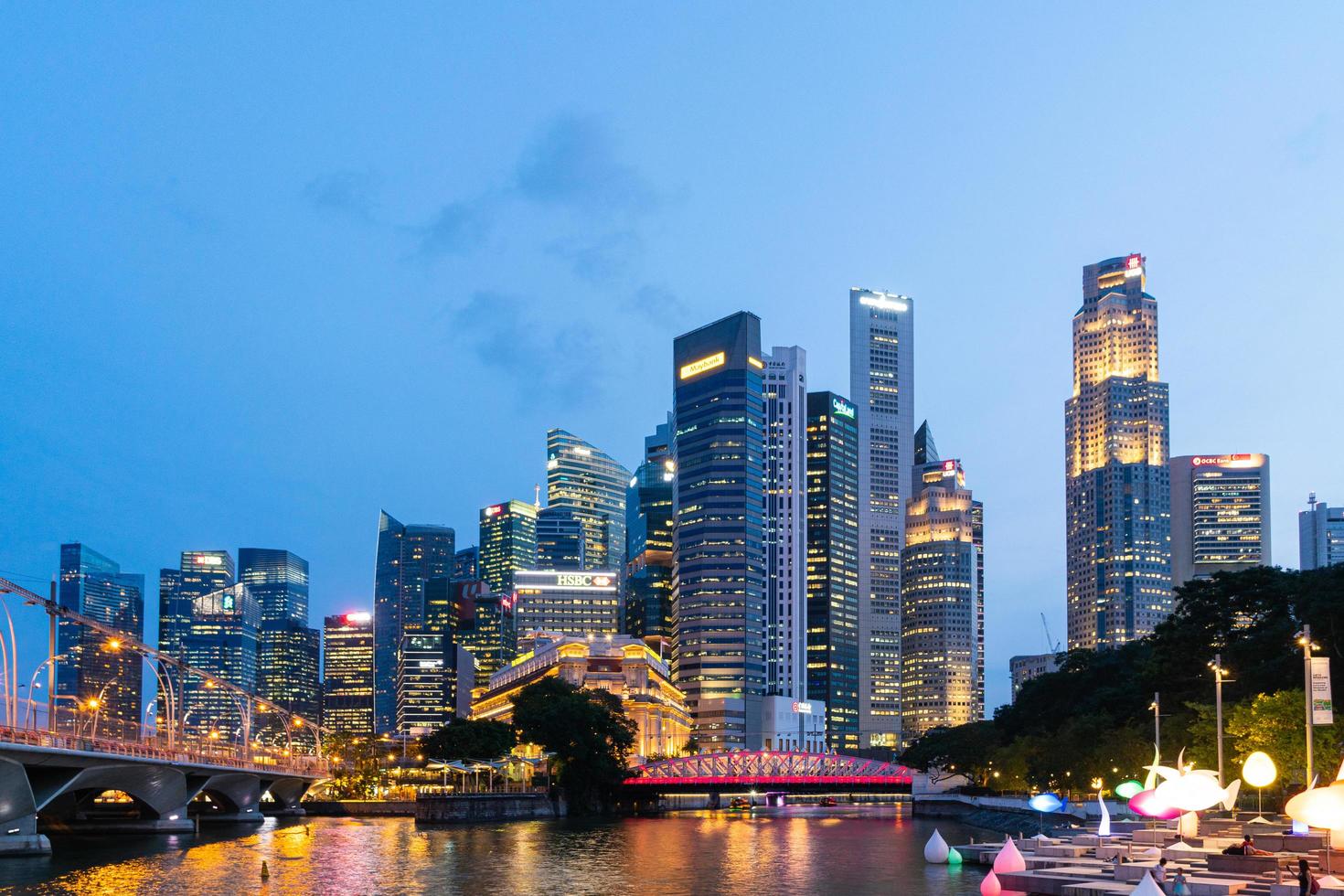 singapore skyline van de stad 's nachts foto