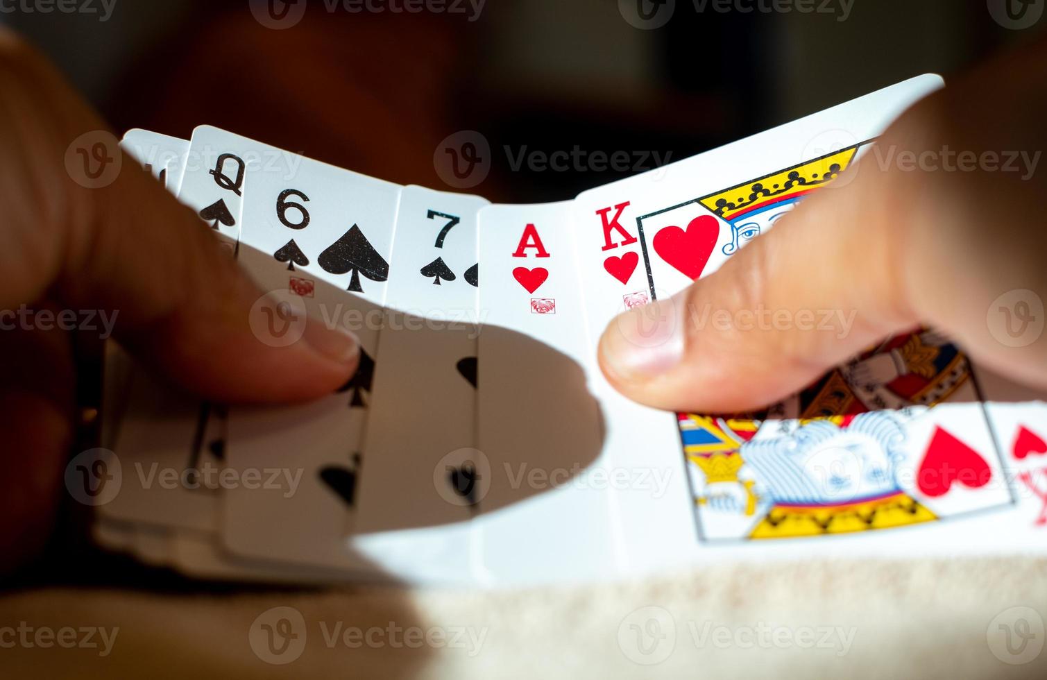 kaarten in hand, spelen kaarten Aan weekenden, feesten, pech, casino foto