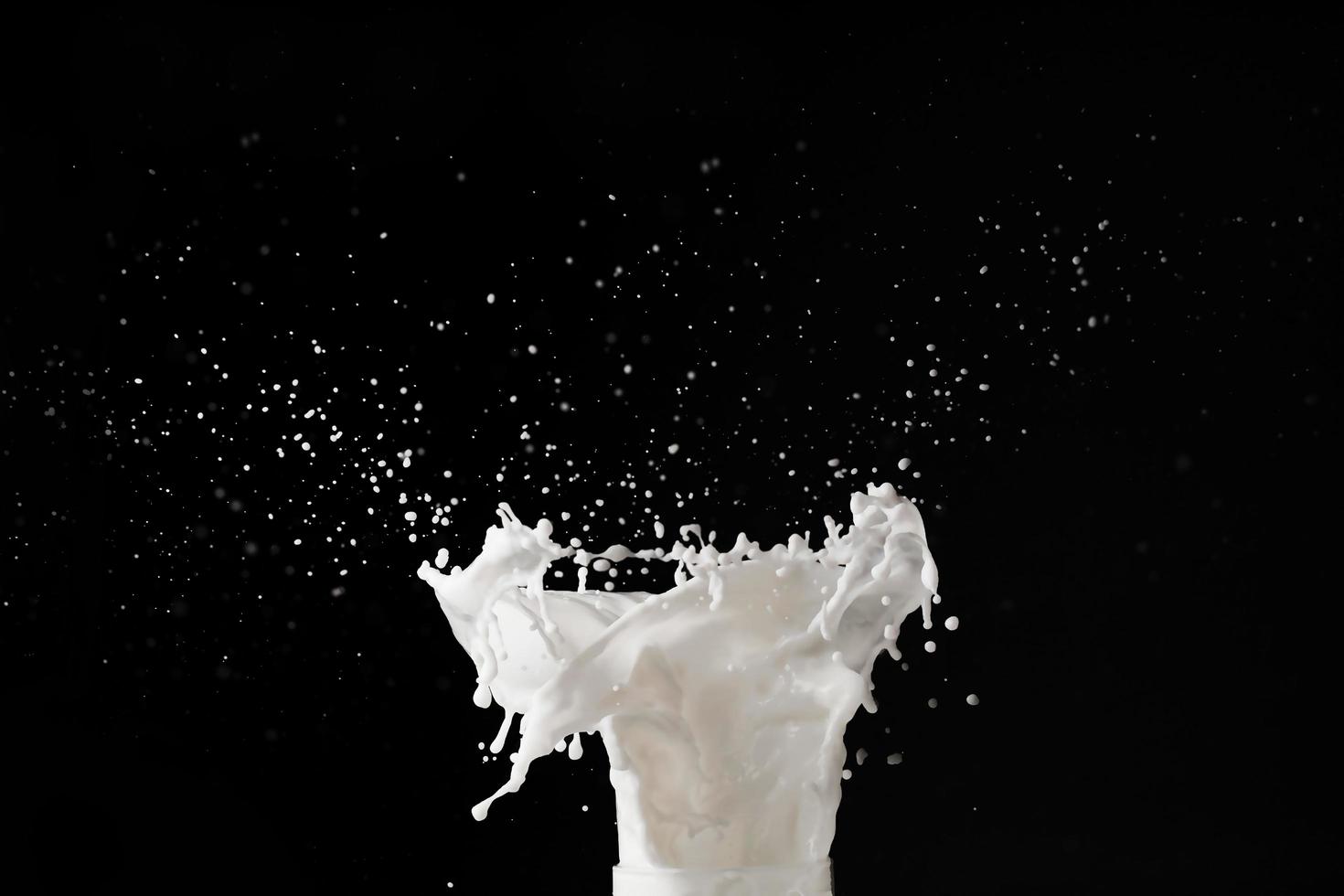 melk splash op zwarte achtergrond foto