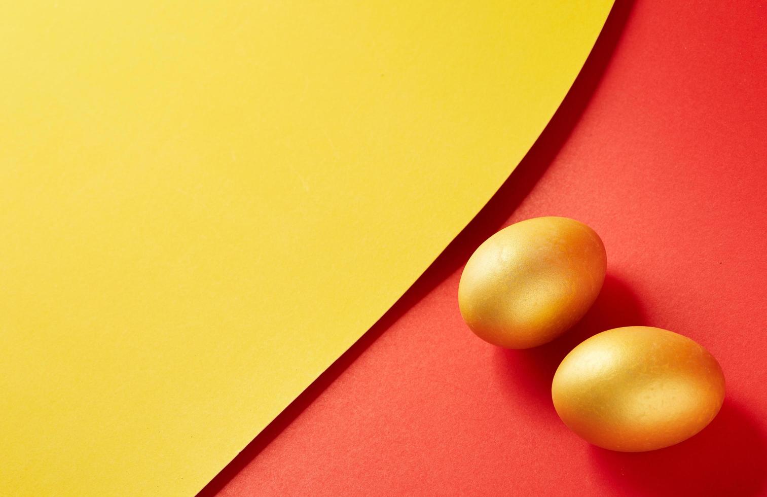 gouden eieren op gele en rode achtergrond foto
