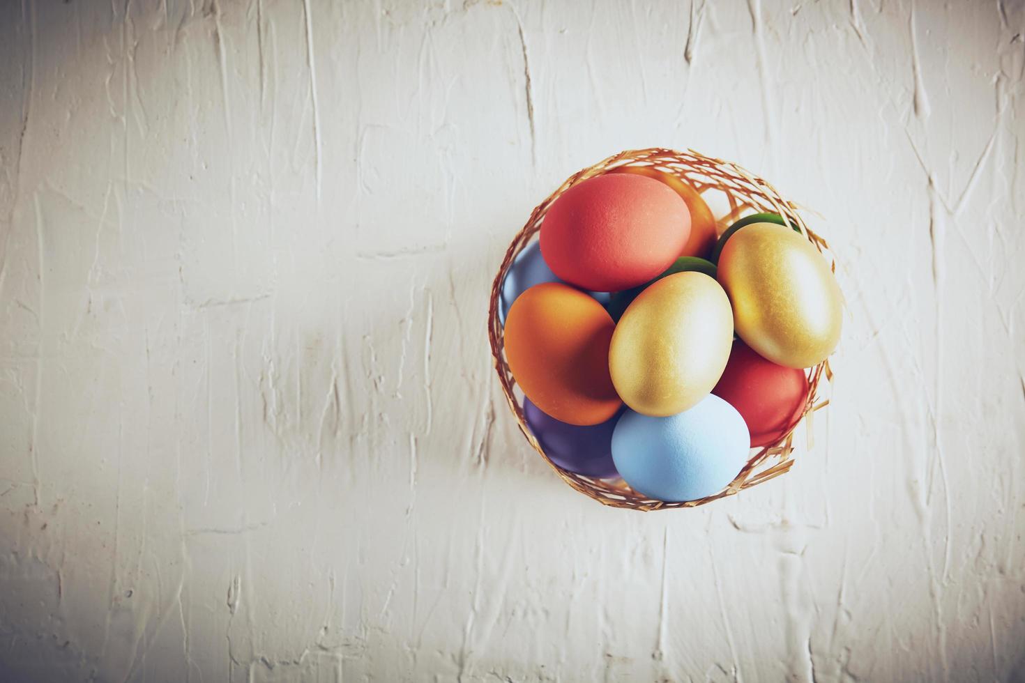 bovenaanzicht van kleurrijke eieren foto