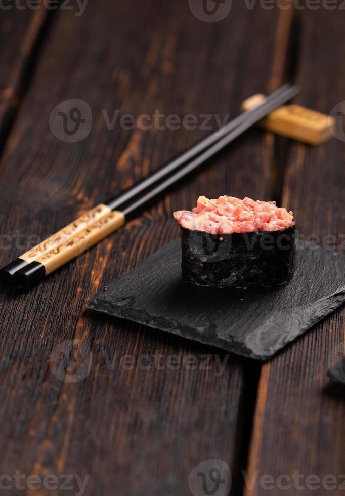 Gunkan maki sushi van vis Zalm, coquille, baars, aal, garnaal en kaviaar Aan houten tafel achtergrond detailopname. sushi menu. Japans voedsel sushi reeks gunkans foto
