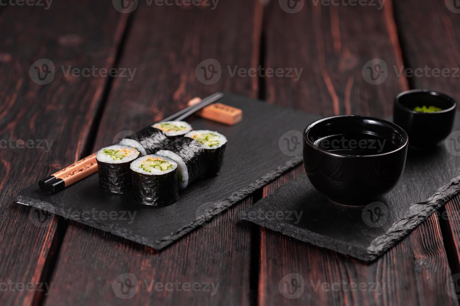 maki sushi rollen met komkommer en sesam met eetstokjes. sushi menu. Japans voedsel. foto