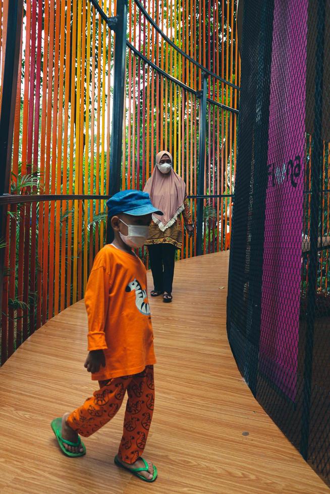 Jakarta, Indonesië in augustus 2022. bezoekers wie zijn geliefden van flora en fauna bezoekende de flona 2022 tentoonstelling Bij de banteng veld- in centraal Jakarta. foto