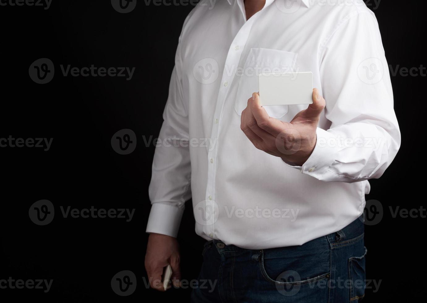mannetje hand- houdt een rechthoekig leeg wit papier bedrijf kaart foto