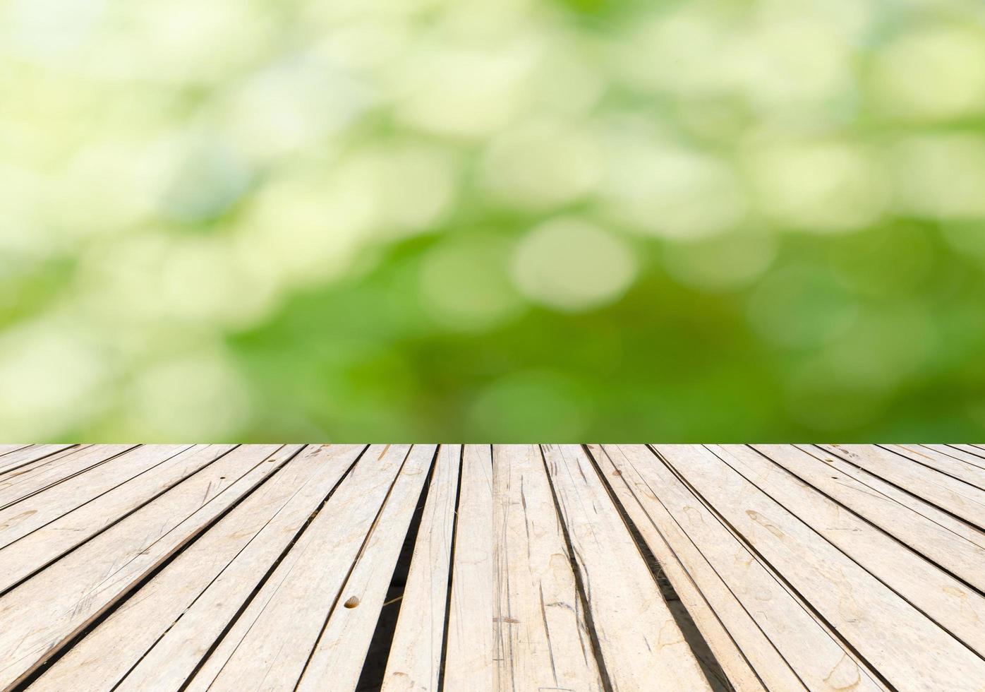 houten dek met bokeh groene achtergrond foto