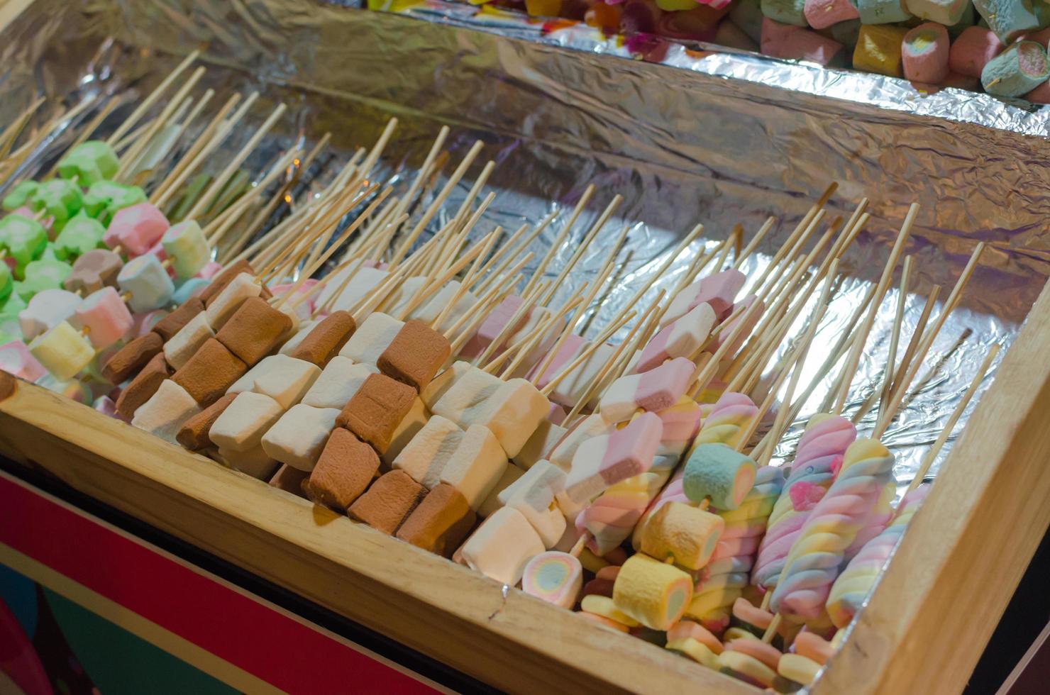 kleurrijke marshmallowsuikergoed op stokken foto