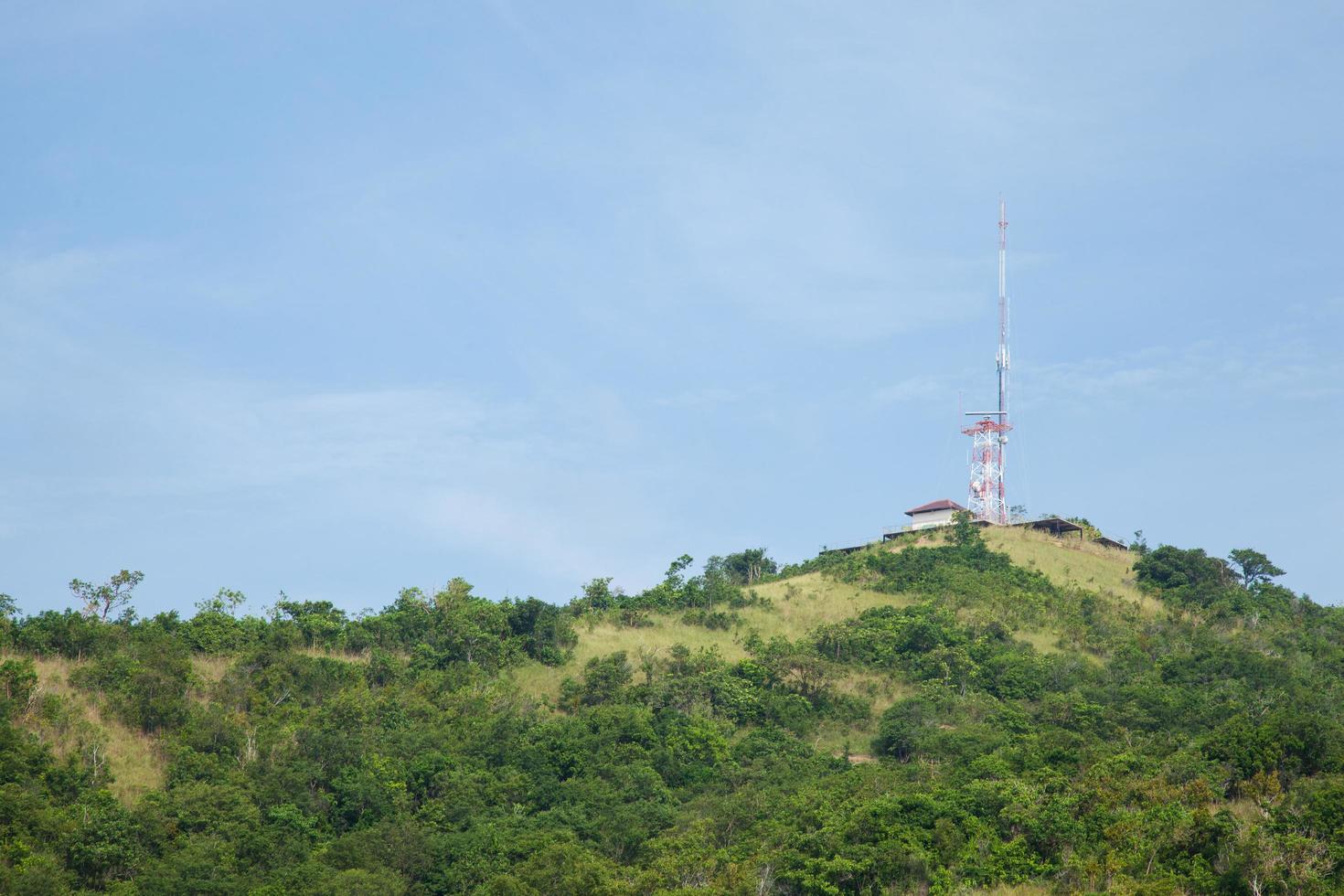 telecommunicatie-antenne op de heuvel foto