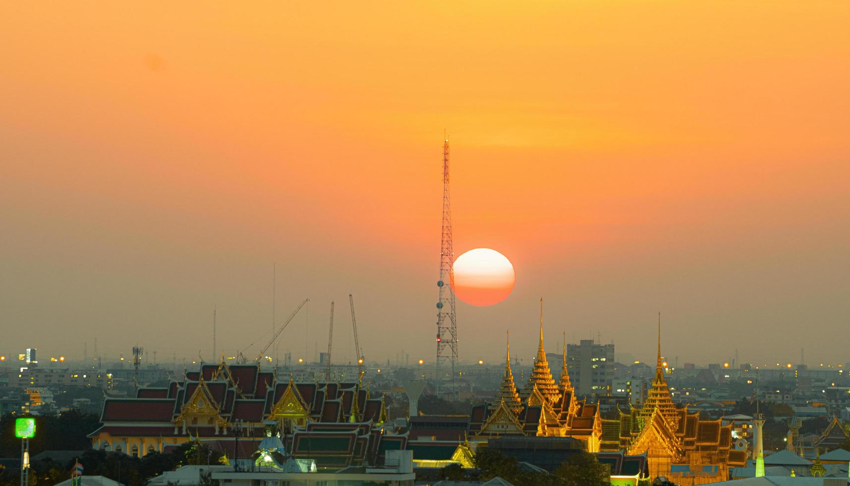 bangkok stad bij zonsondergang foto
