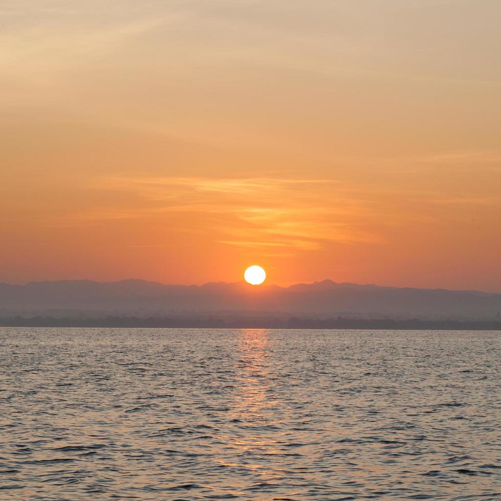 zonsopgang aan zee foto