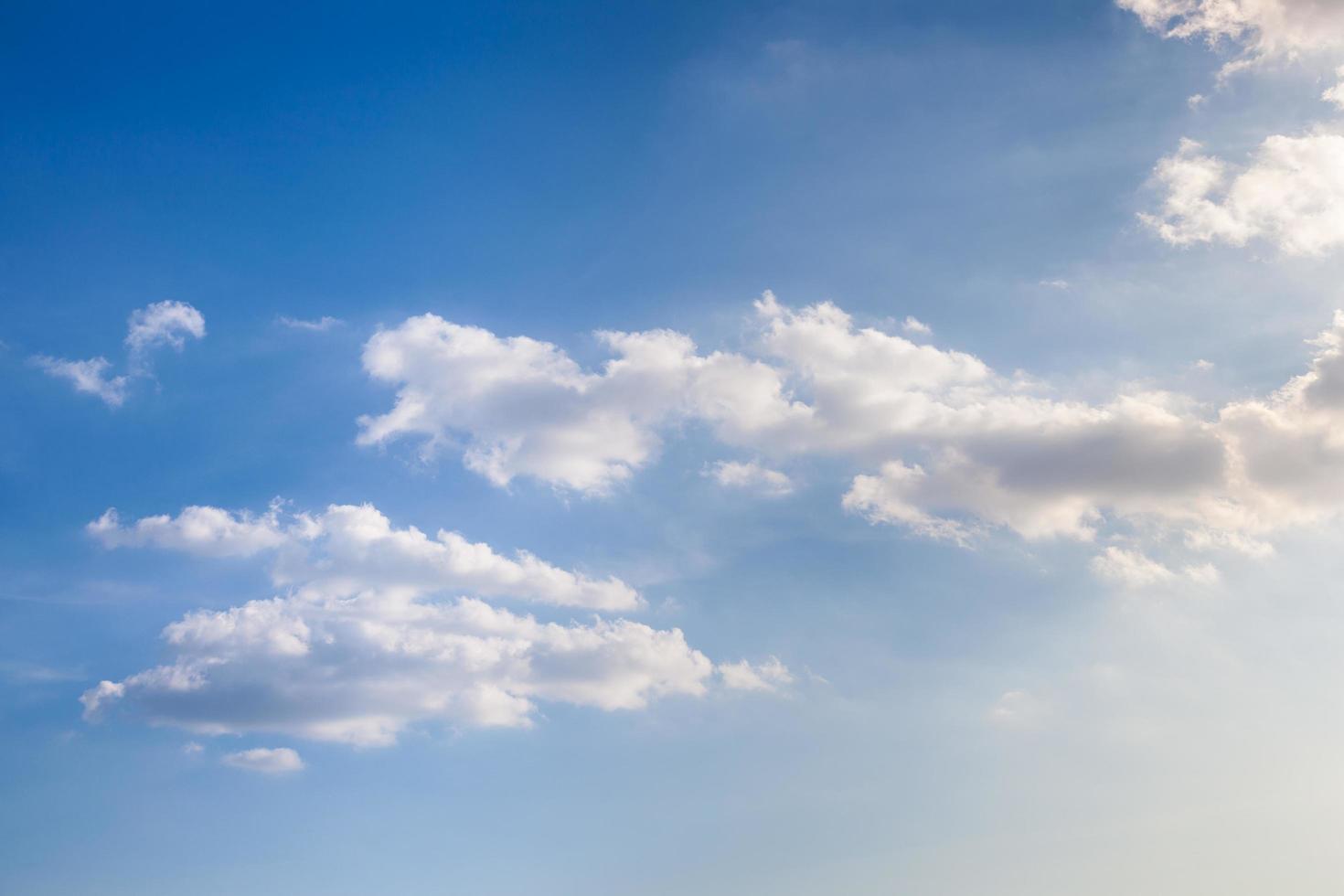 wolken en lucht bij zonsondergang foto