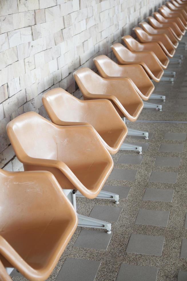 bruine plastic stoelen op openbare ruimte foto