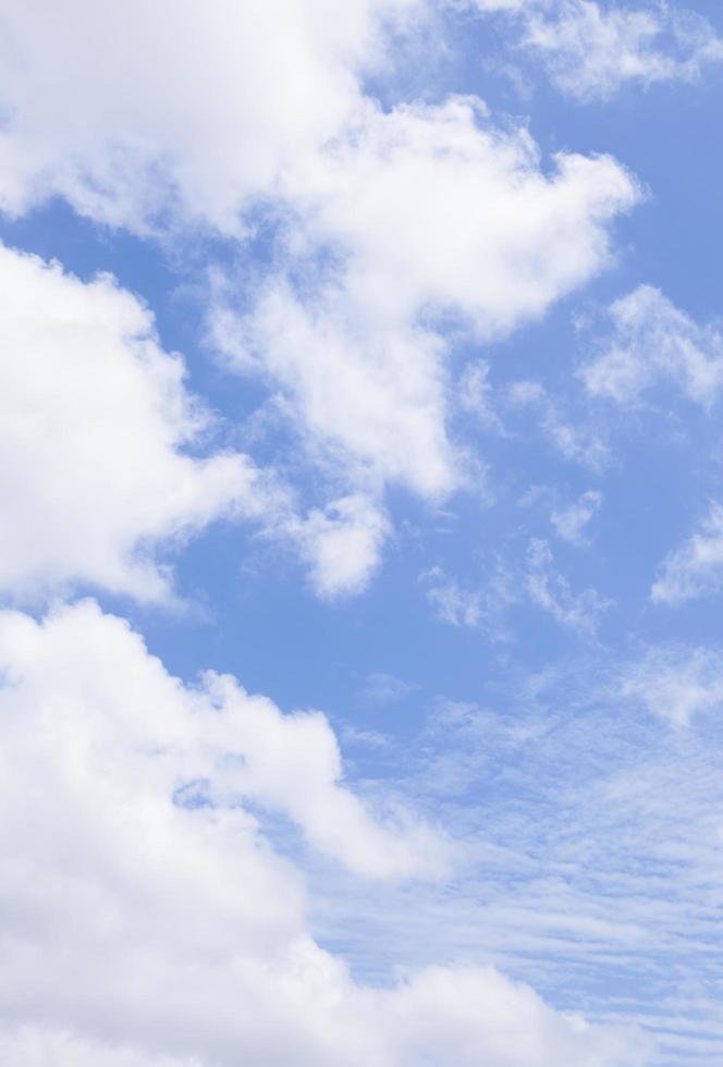 blauwe lucht en wolken foto