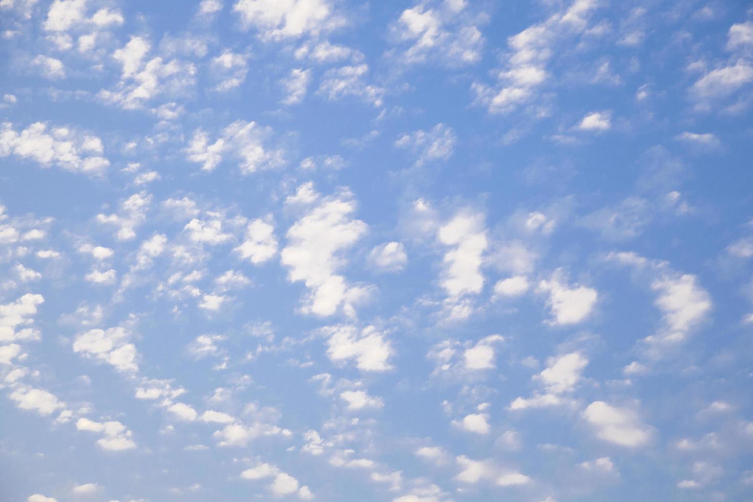 wolken aan de hemel in het voorjaar foto