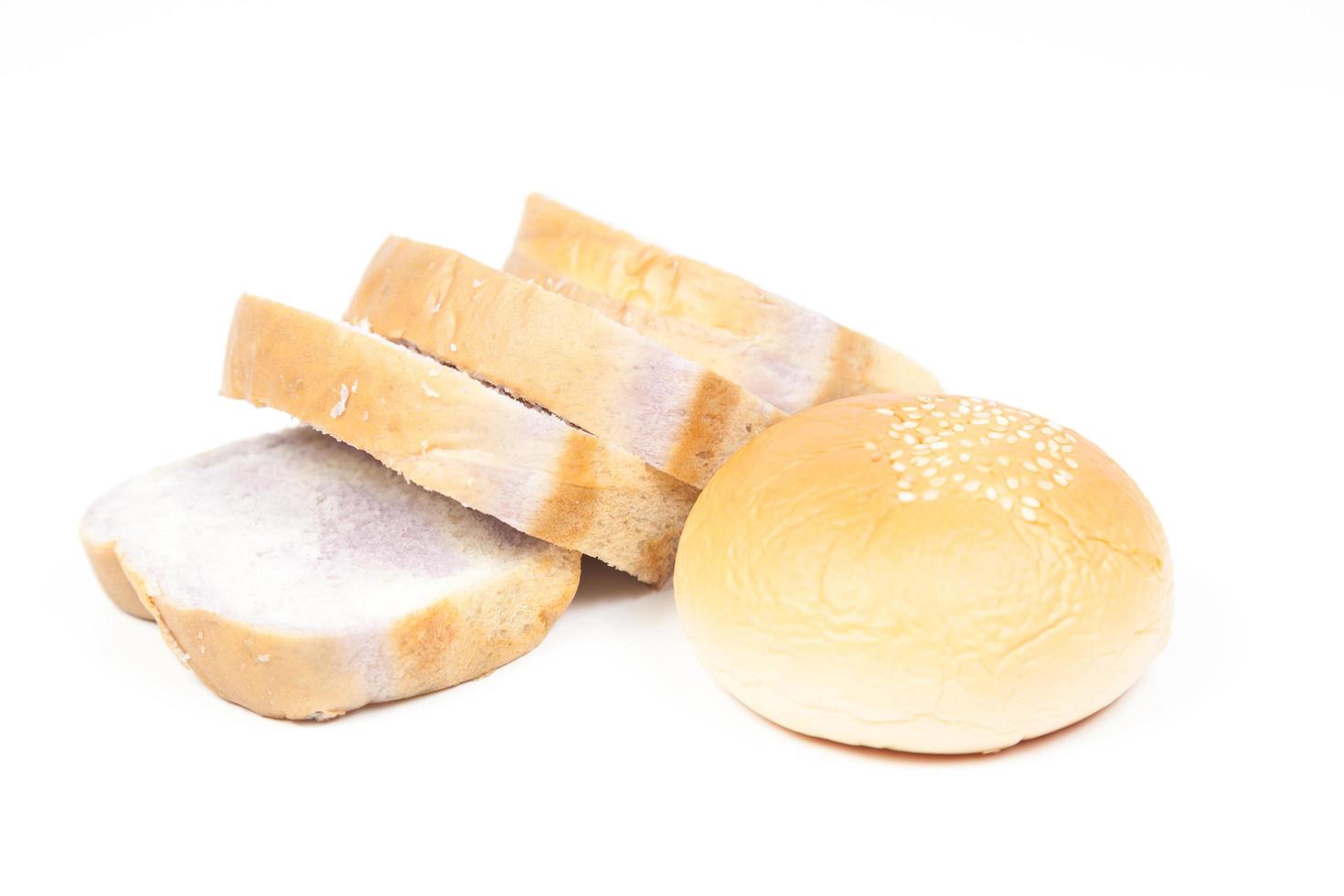 sneetjes brood geïsoleerd op een witte achtergrond foto