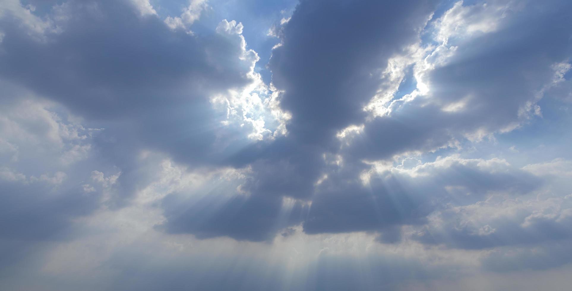 blauwe lucht en wolken foto