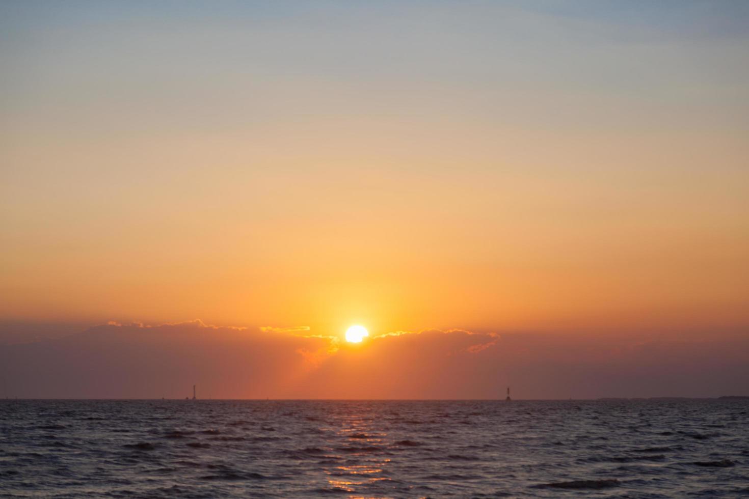 zonsopgang aan zee foto