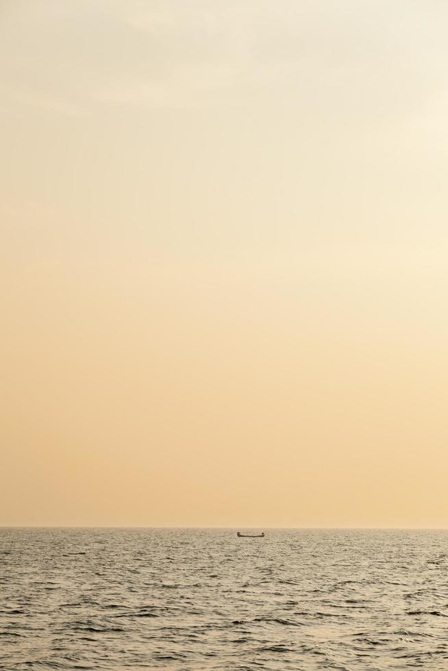 kleine vissersboot bij zonsopgang foto