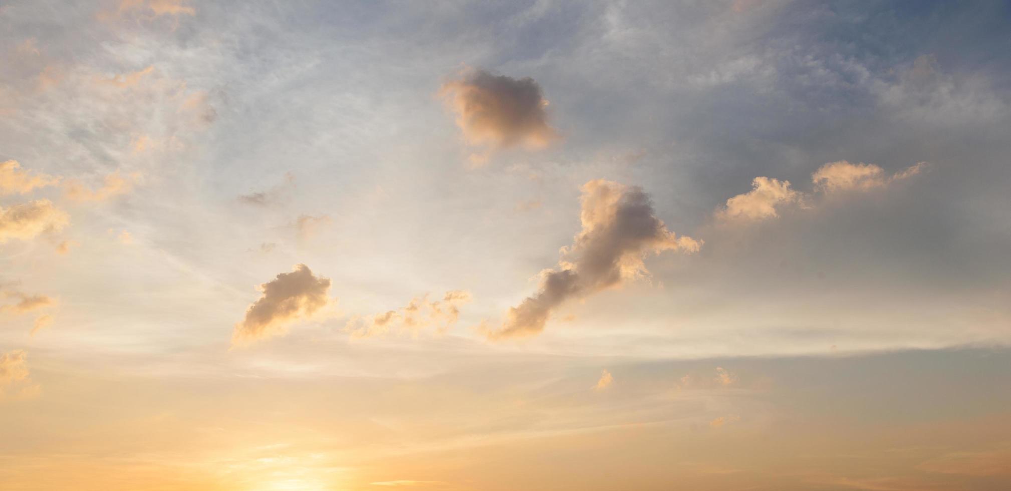 wolken en lucht bij zonsondergang foto