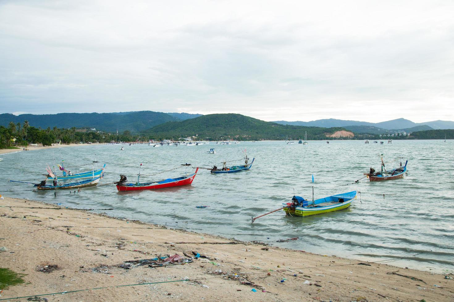 vissersboten dichtbij de kust in Thailand foto