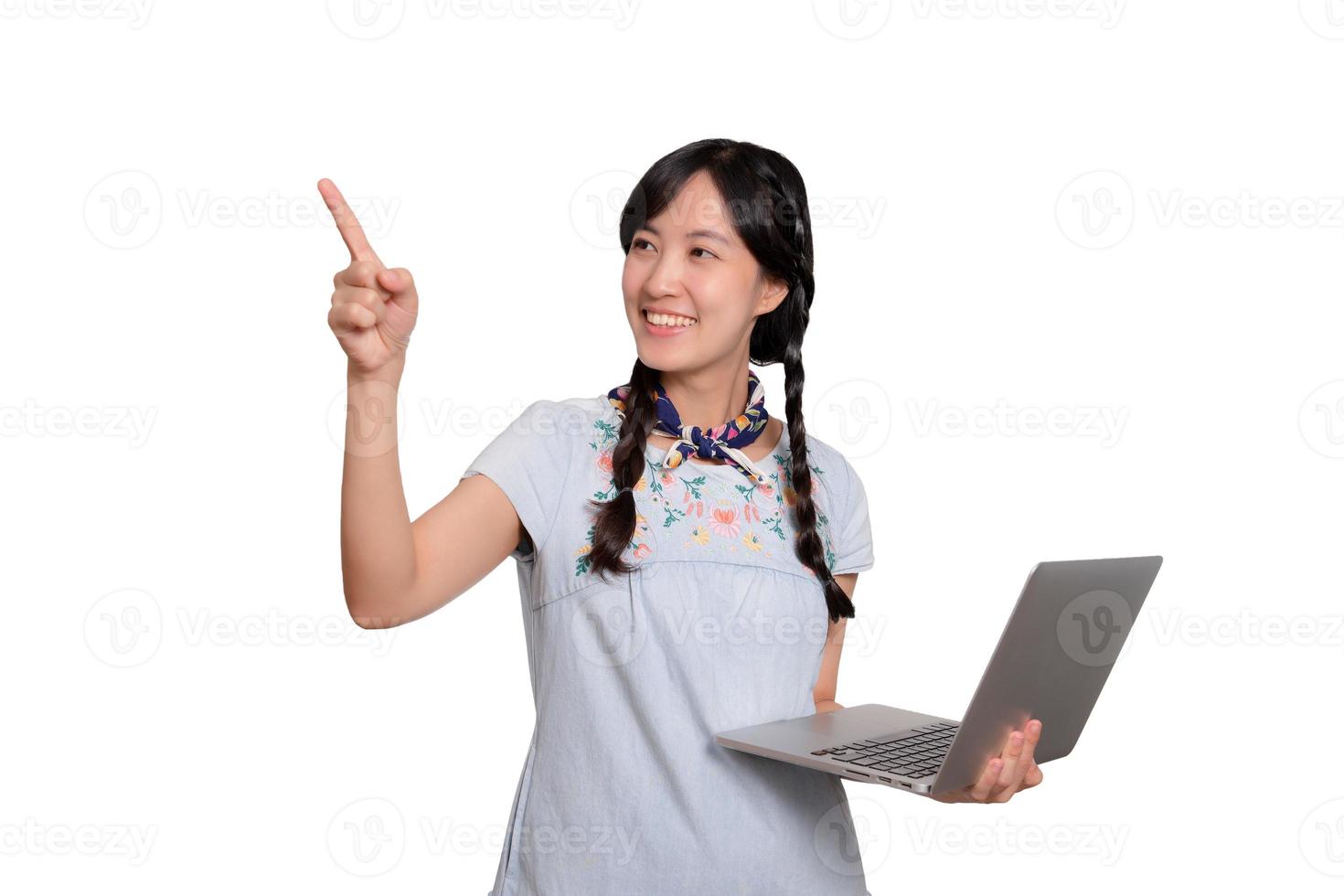 portret van mooi gelukkig jong freelance Aziatisch vrouw in denim jurk gebruik makend van laptop werk met succes Aan wit achtergrond foto