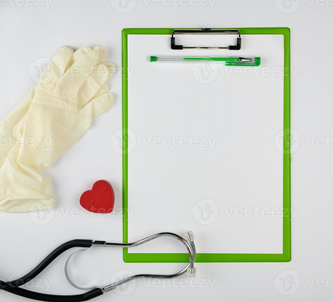 medisch stethoscoop en groen papier houder foto