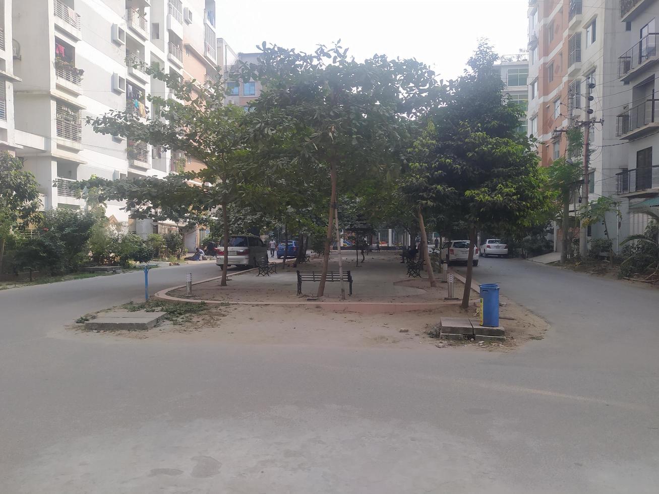 buurt in Dhaka Oppervlakte langs de weg gebouw met Doorzichtig lucht foto