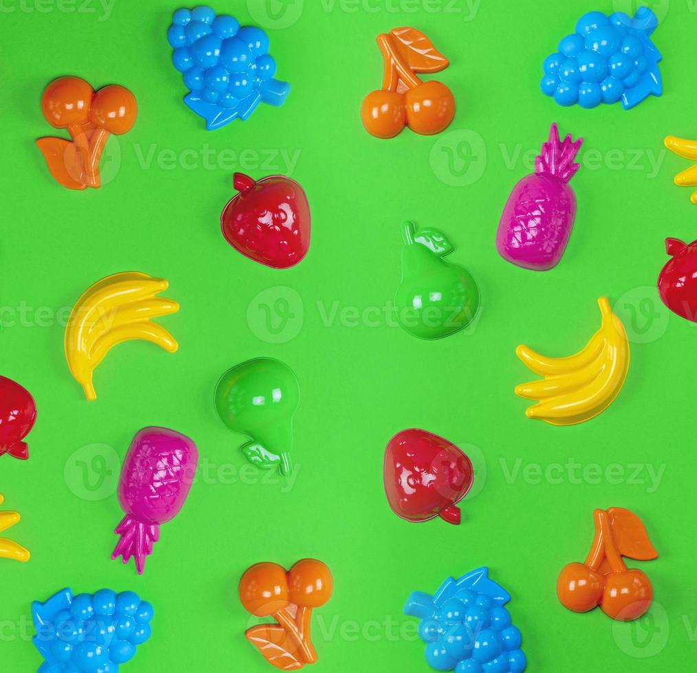 gisteren Veroveren album veelkleurig plastic speelgoed fruit Aan een groen achtergrond 19427371  Stockfoto
