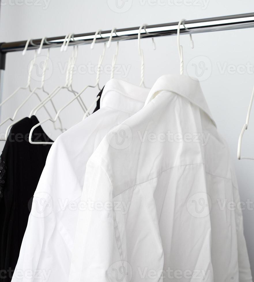 wit Mannen verfrommeld overhemden hangende Aan een metaal hanger foto